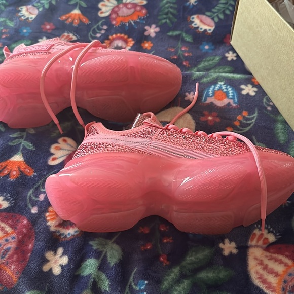 Steve Madden sneakers size 8 they do run small - Picture 4 of 5